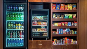 Un espace équipé de distributeurs automatiques proposant des collations et des boissons.