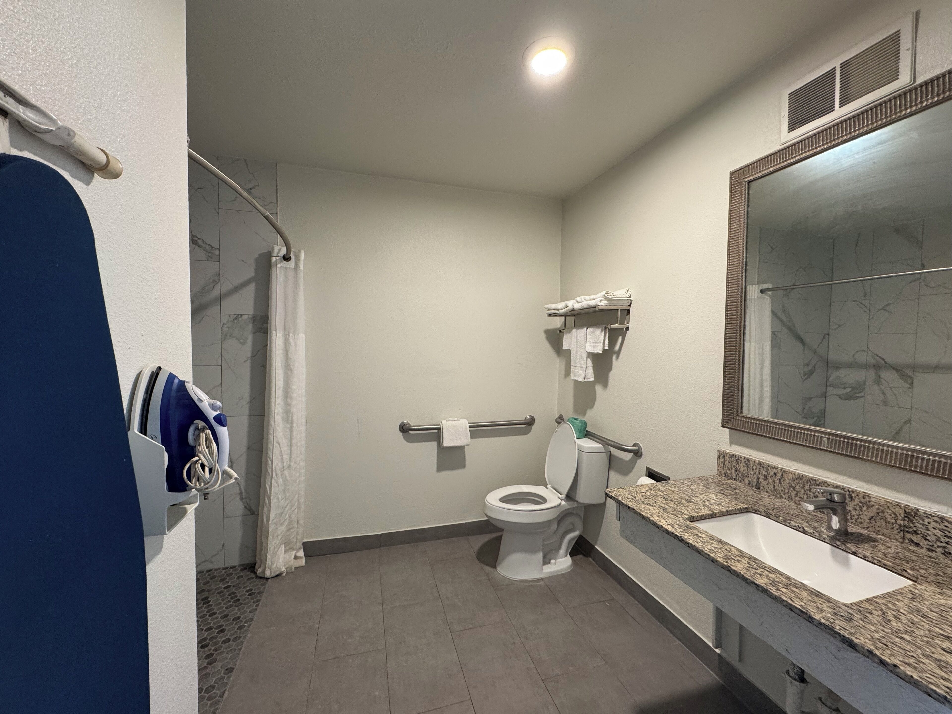 Ein Badezimmer mit Toilette, Waschbecken und Dusche.