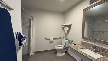 Ein Badezimmer mit Toilette, Waschbecken und Dusche.