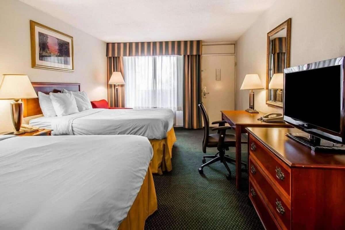 Bureau, fer et planche à repasser, lits bébé (gratuits)