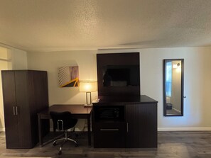 Room, 1 Queen Bed, Accessible, Non Smoking | 1 bedroom, desk, iron/ironing board, free cribs/infant beds