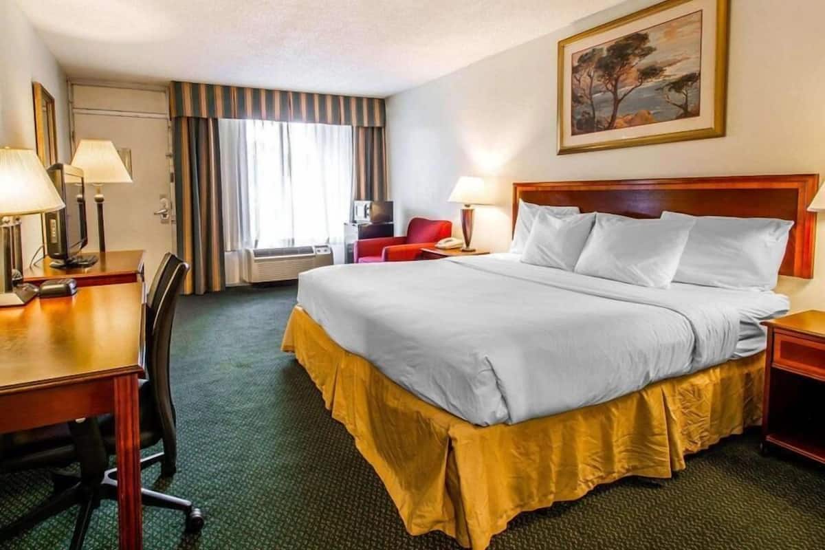 Bureau, fer et planche à repasser, lits bébé (gratuits)