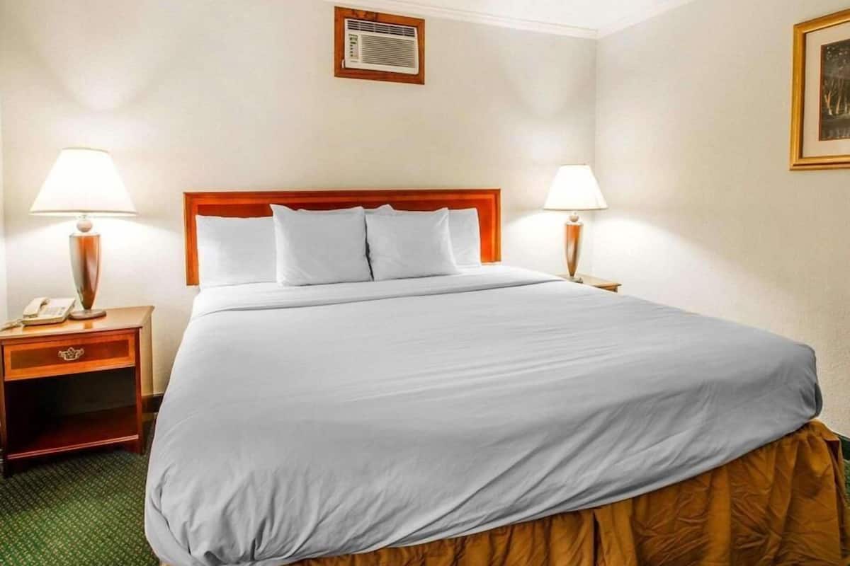 Bureau, fer et planche à repasser, lits bébé (gratuits)