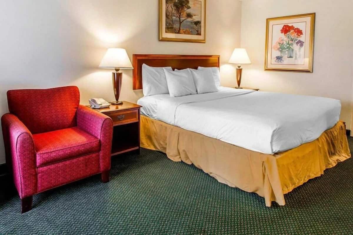 Bureau, fer et planche à repasser, lits bébé (gratuits)