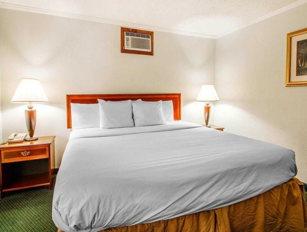 Meja kerja, setrika/meja setrika, dan tempat tidur bayi gratis