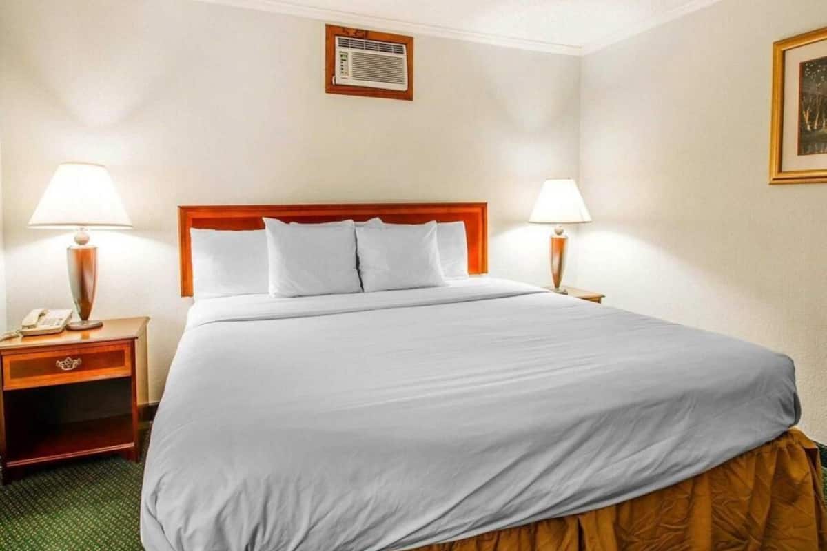 Bureau, fer et planche à repasser, lits bébé (gratuits)