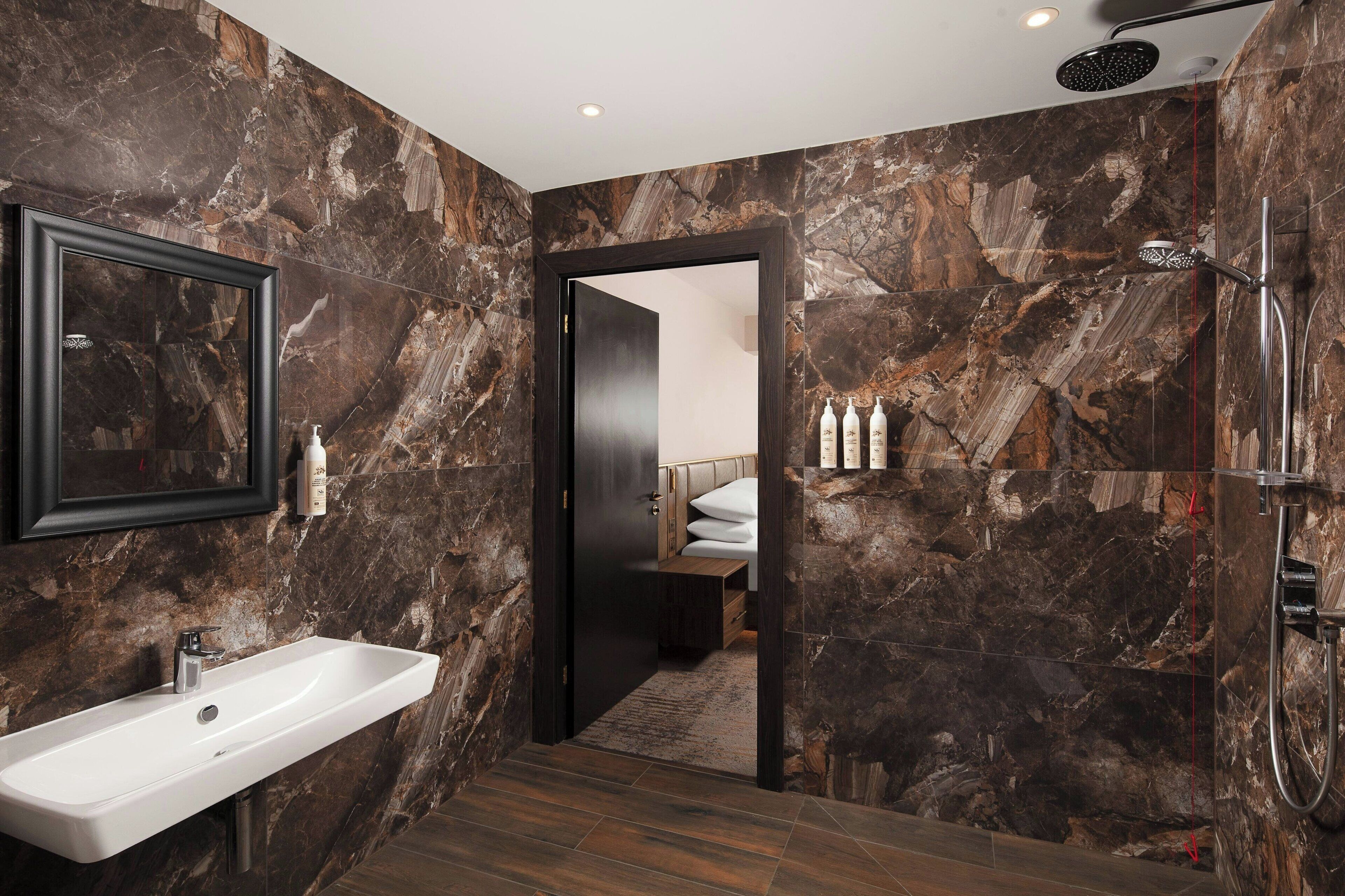 Kostenlose Toilettenartikel, Haartrockner, Handtücher
