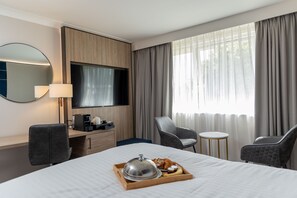 Bàn, khu vực làm việc phù hợp cho laptop, phòng cách âm 