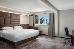 Executive Room, 1 King Bed | 1 bedroom, desk, laptop workspace, soundproofing