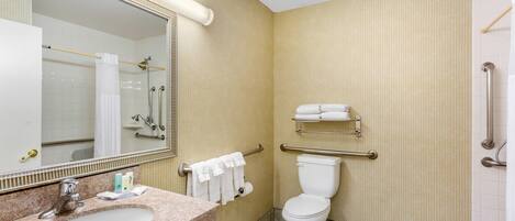 Un baño con lavamanos, inodoro y ducha.