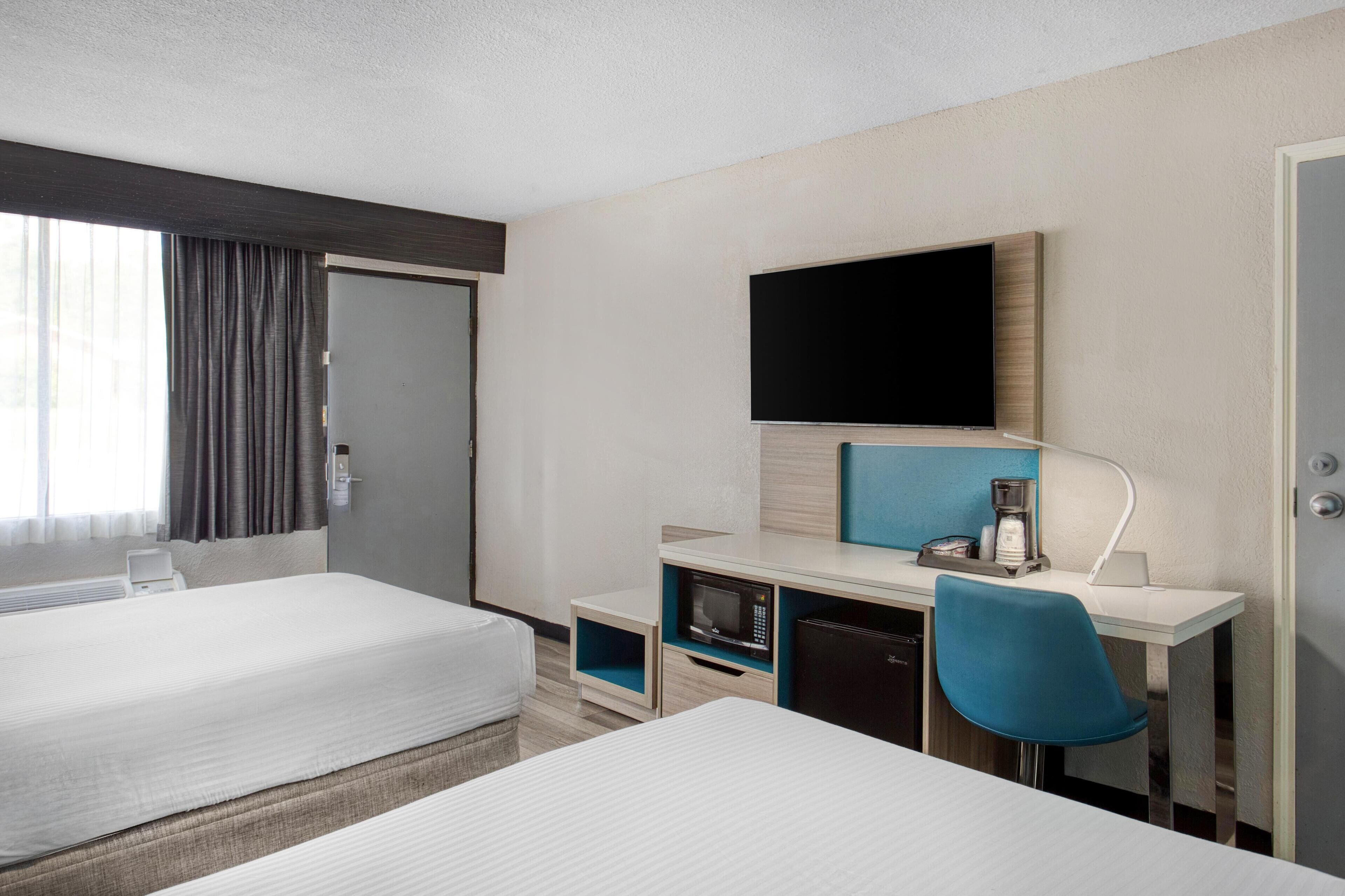 Escritorio, espacio para trabajar con laptop y cortinas blackout 