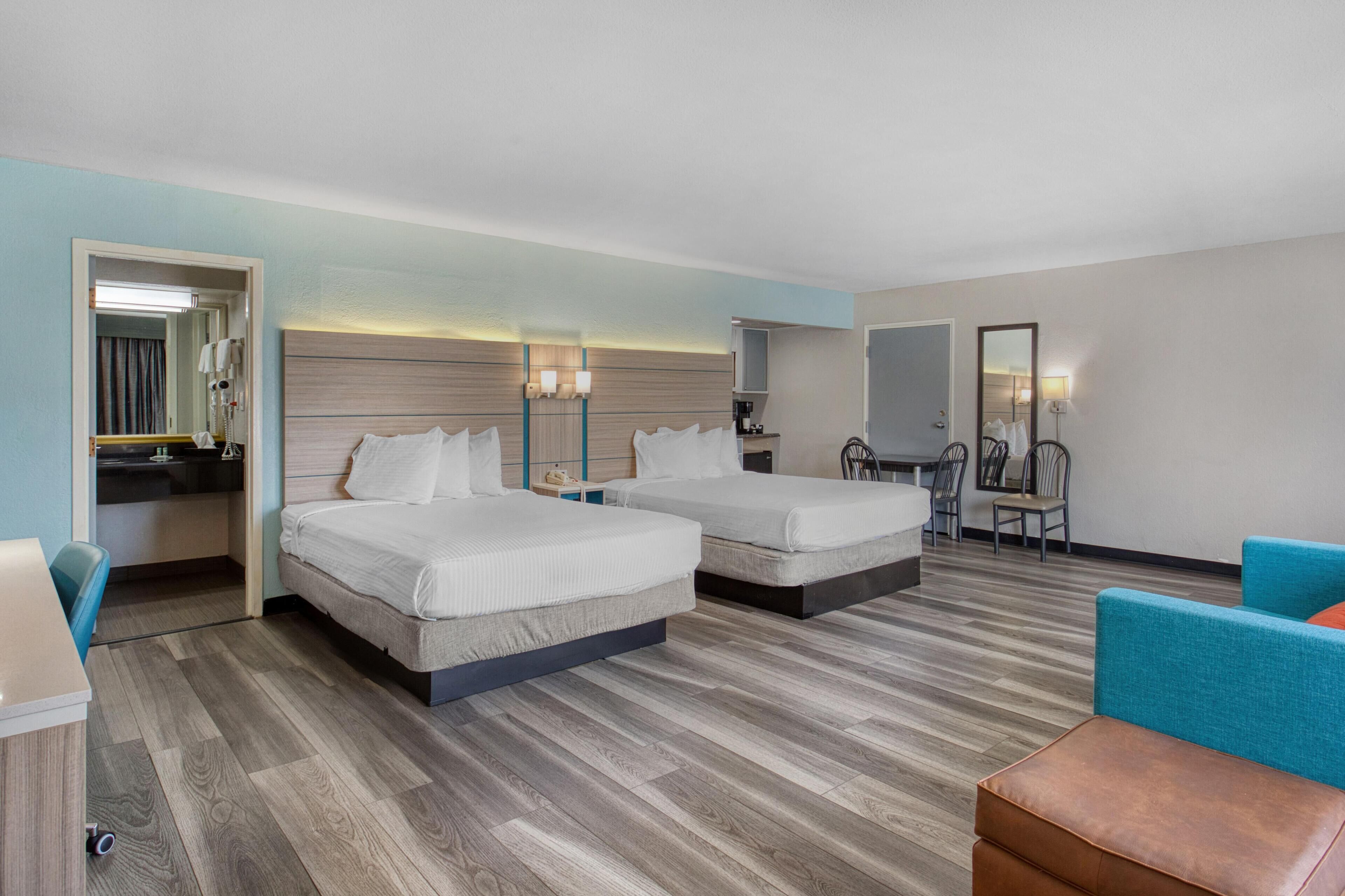 Escritorio, espacio para trabajar con laptop y cortinas blackout 