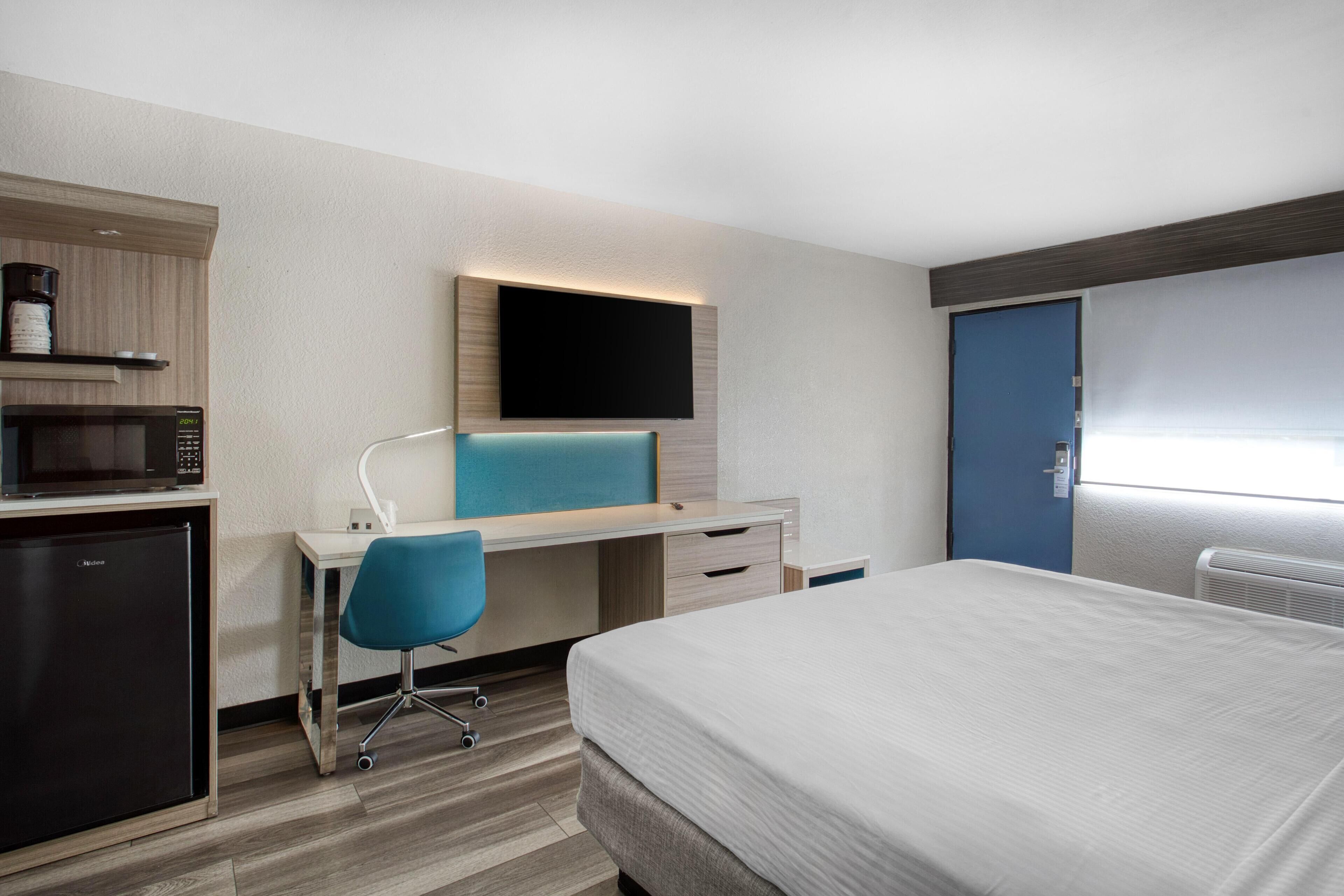 Escritorio, espacio para trabajar con laptop y cortinas blackout 