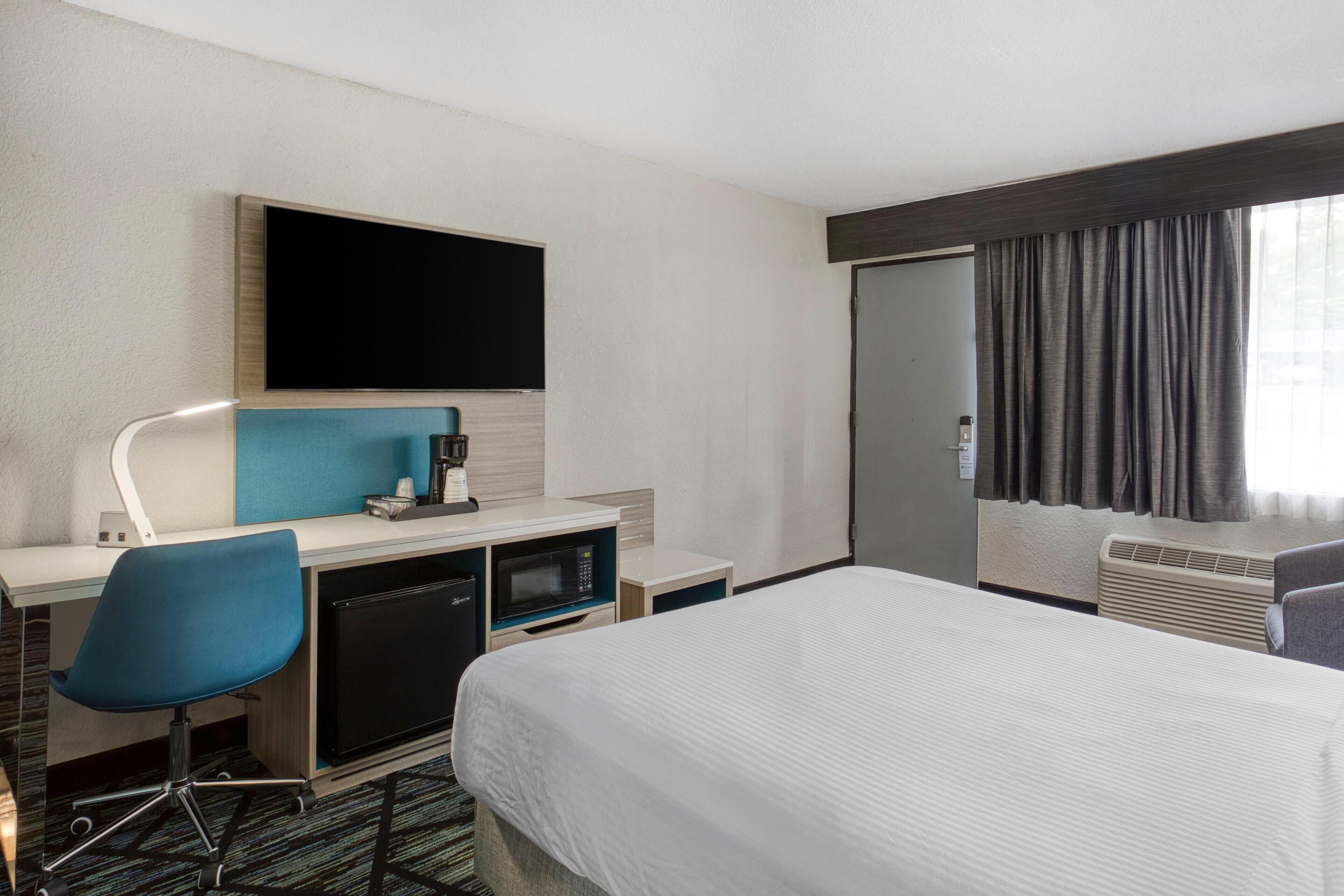 Escritorio, espacio para trabajar con laptop y cortinas blackout 