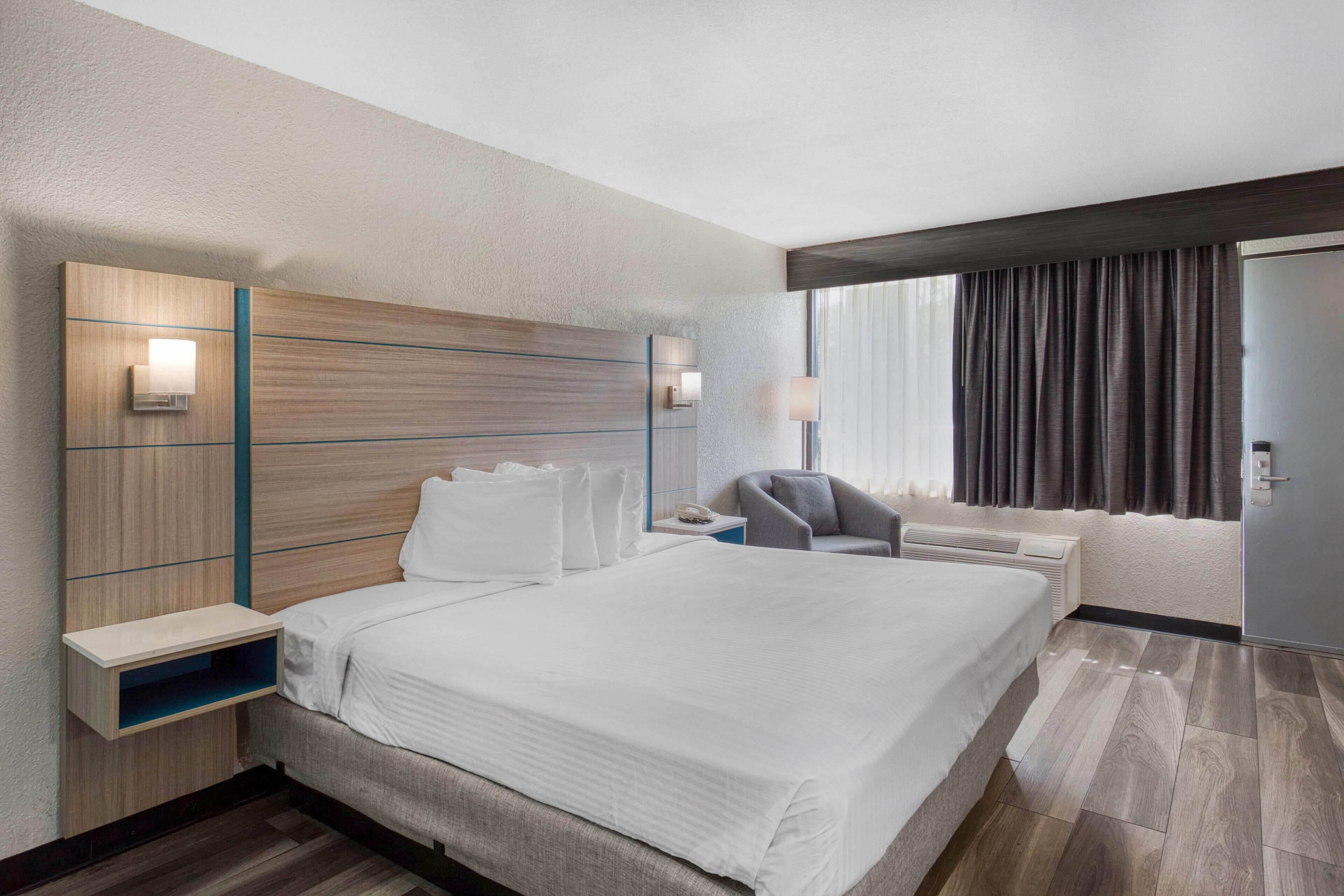 Escritorio, espacio para trabajar con laptop y cortinas blackout 