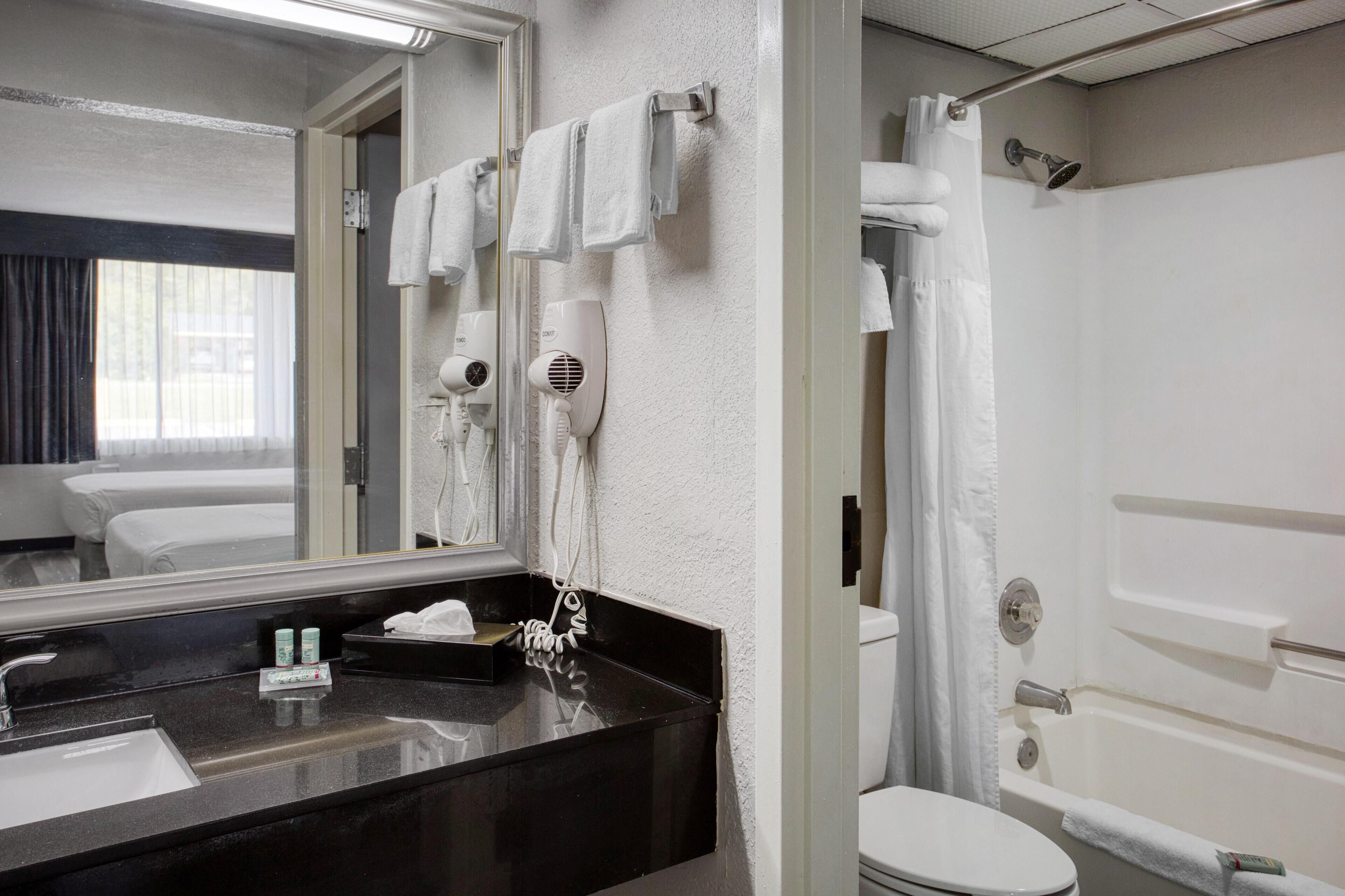 Combined shower/bathtub, rainfall showerhead, free toiletries