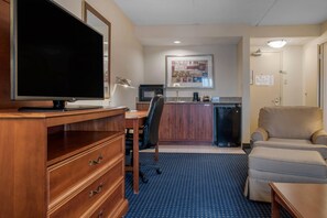 In-room safe, desk, laptop workspace, blackout curtains - Quality Hotel Conference Center Cincinnati Blue Ash (Cincinnati)