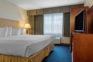 In-room safe, desk, laptop workspace, blackout drapes - Quality Hotel Conference Center Cincinnati Blue Ash (Cincinnati)
