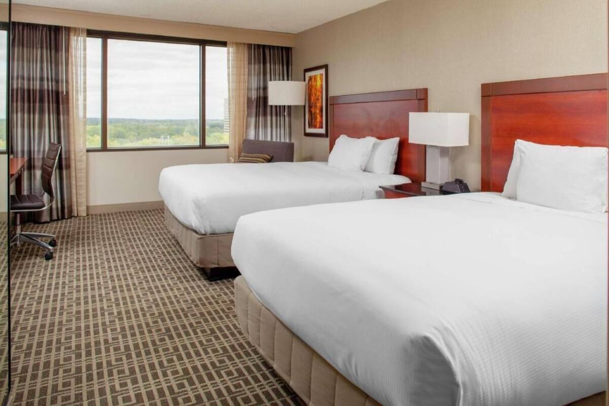 Hypo-allergenic bedding, in-room safe, desk, laptop workspace