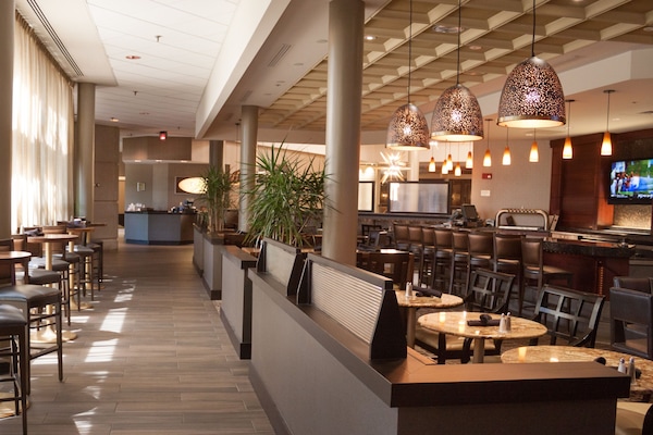 Se sirven desayunos y almuerzos, restaurante con mesas al aire libre