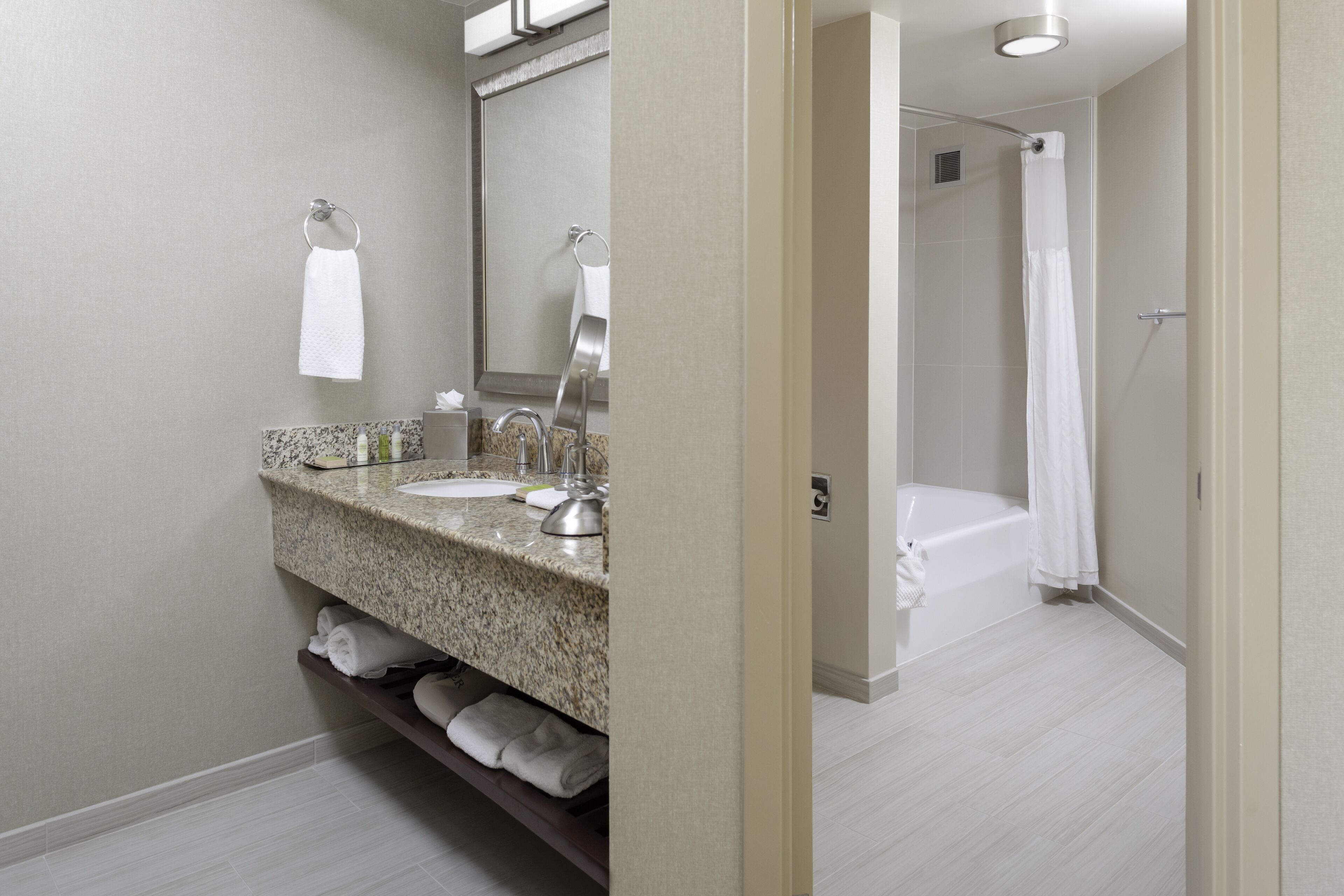 Tina con regadera, amenidades de baño gratuitas, secadora de cabello 