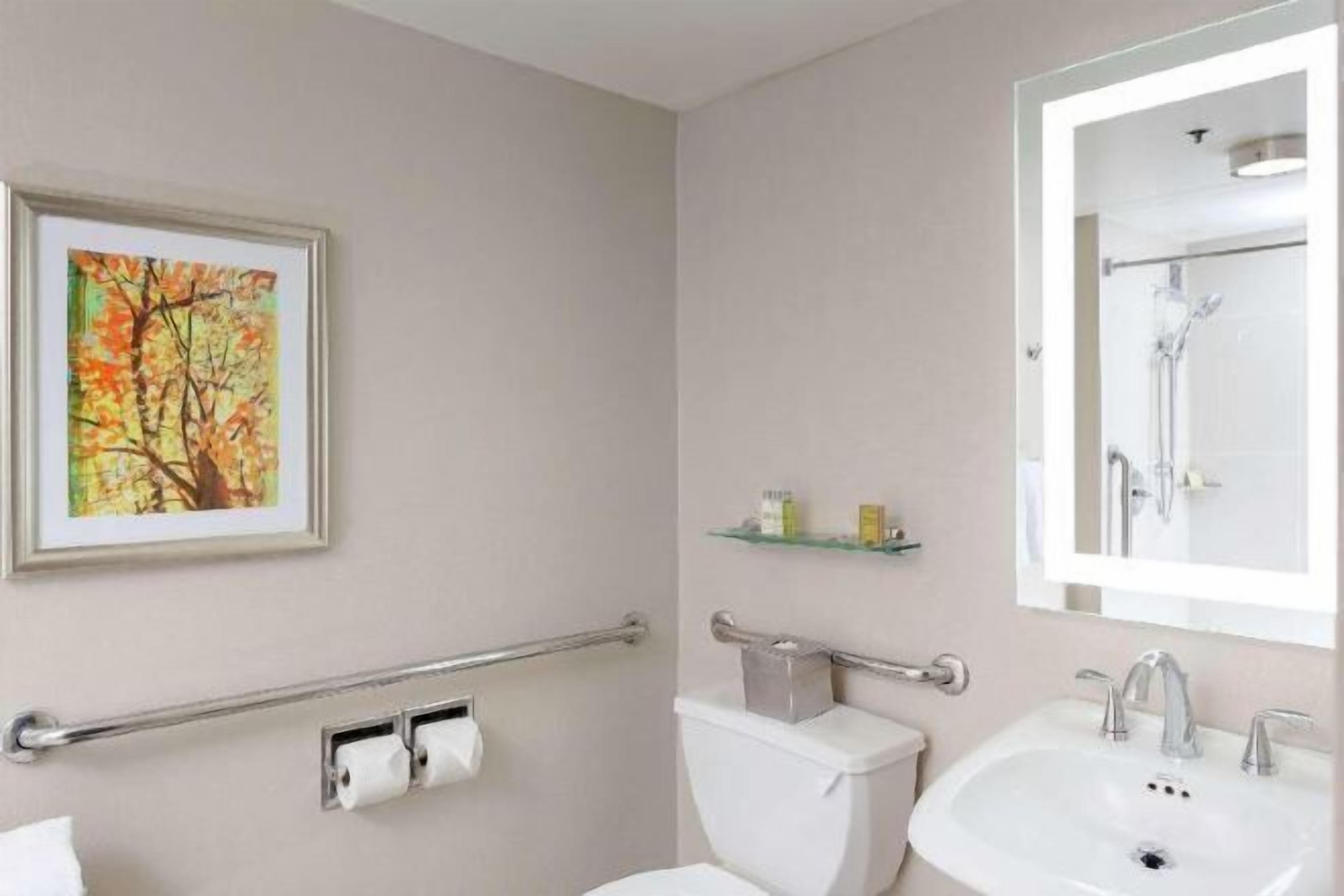 Bad | Kombinert dusj/badekar, toalettartikler (inkludert) og hårføner