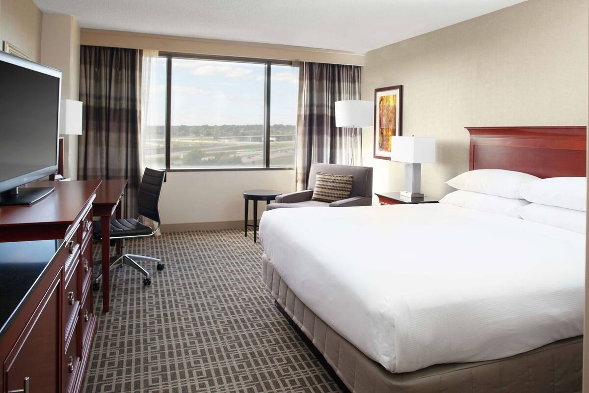 Hypo-allergenic bedding, in-room safe, desk, laptop workspace