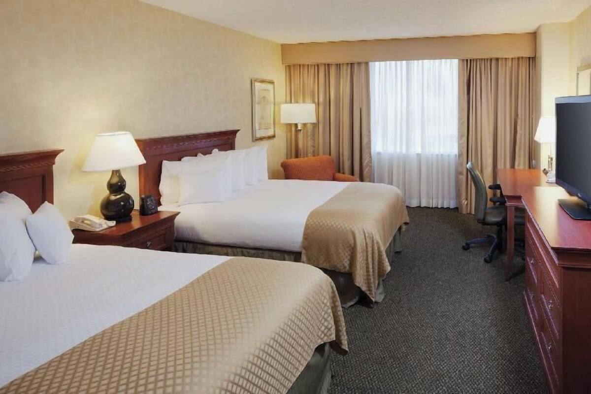 Hypo-allergenic bedding, in-room safe, desk, laptop workspace