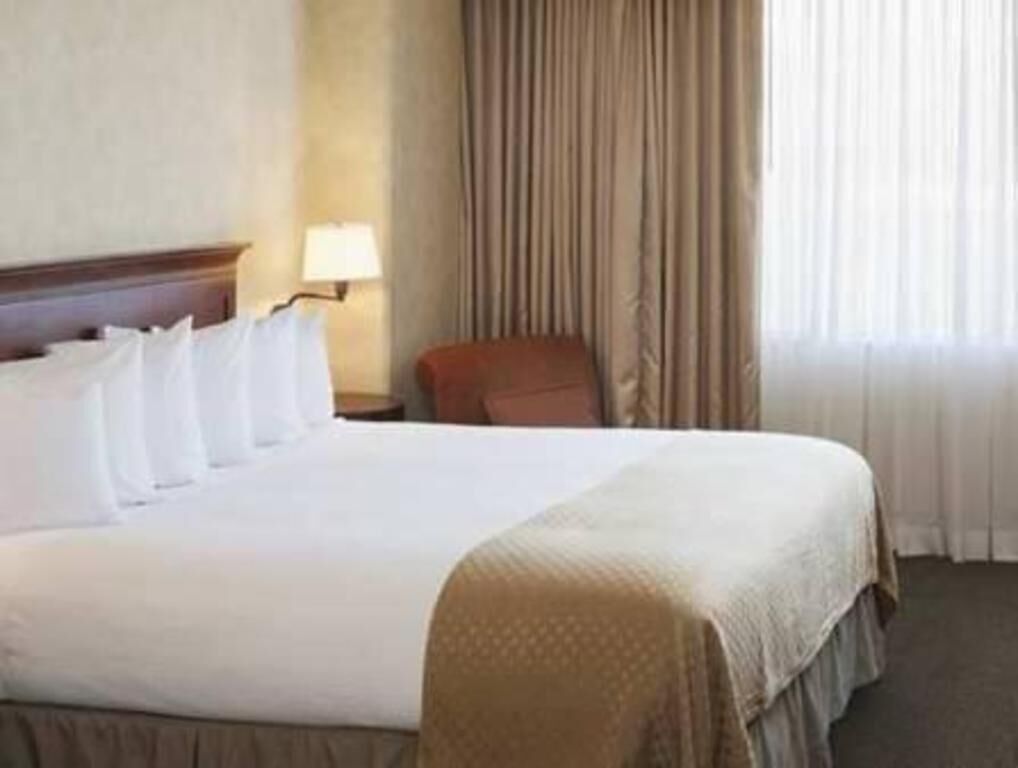 Hypo-allergenic bedding, in-room safe, desk, laptop workspace