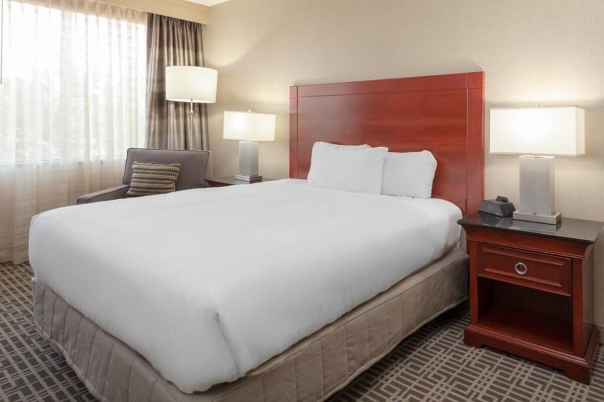Hypo-allergenic bedding, in-room safe, desk, laptop workspace