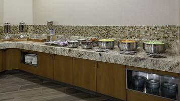 Päivittäinen täysi aamiainen maksusta