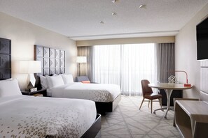 高档床上用品、羽绒被、客房内保险箱、办公桌