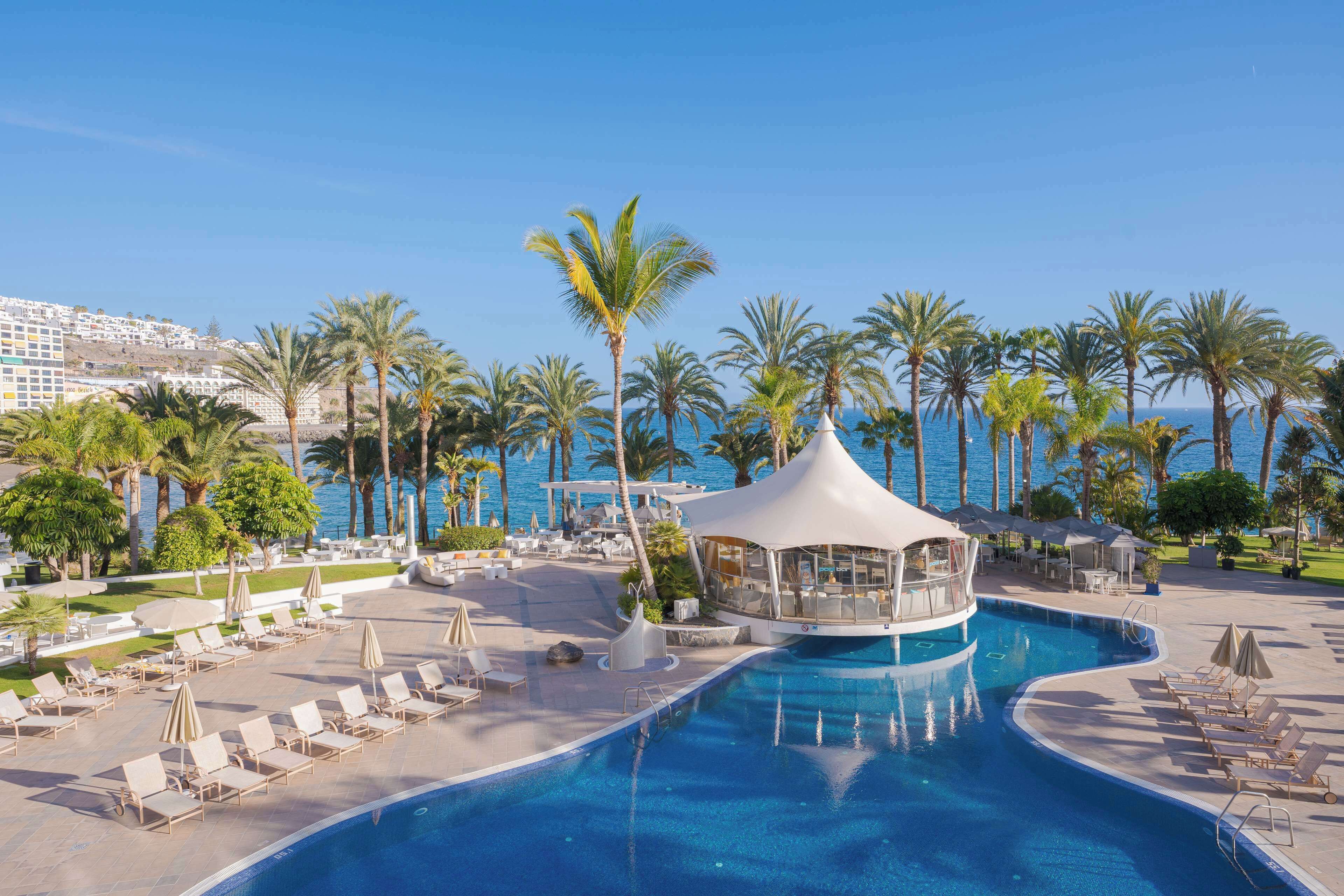 2 สระว่ายน้ำกลางแจ้ง, ร่มริมสระว่ายน้ำ, เก้าอี้อาบแดดริมสระ