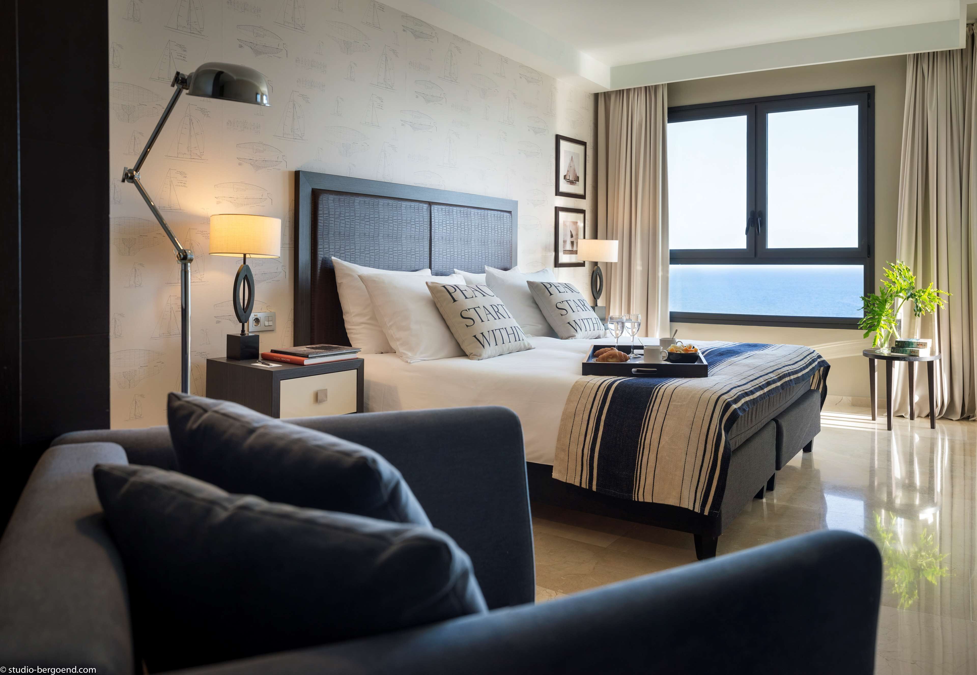 高档床上用品、迷你吧、客房内保险箱、办公桌