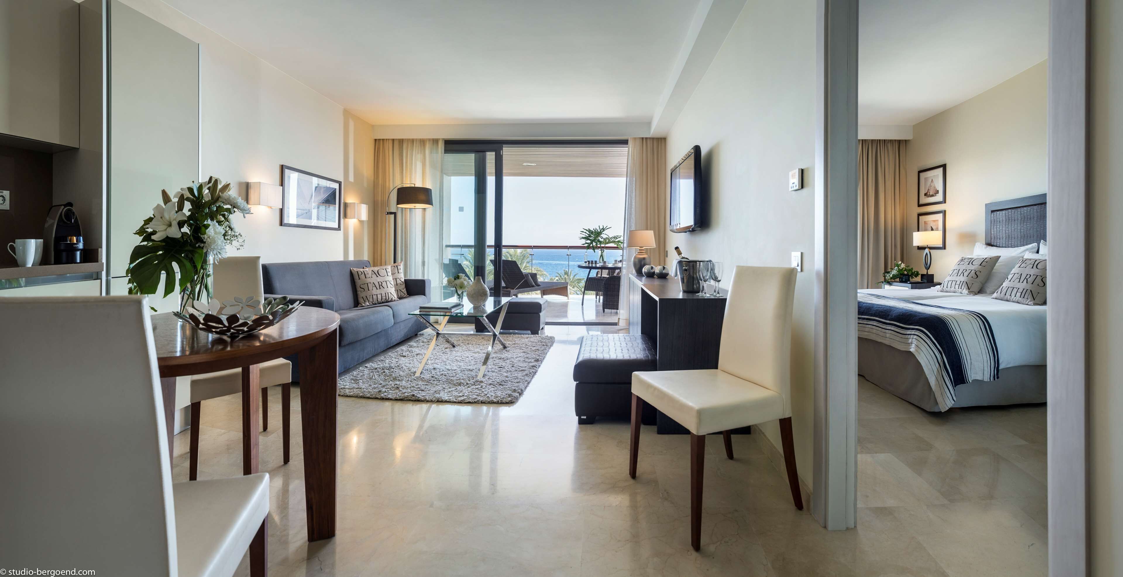 高档床上用品、迷 你吧、客房内保险箱、办公桌