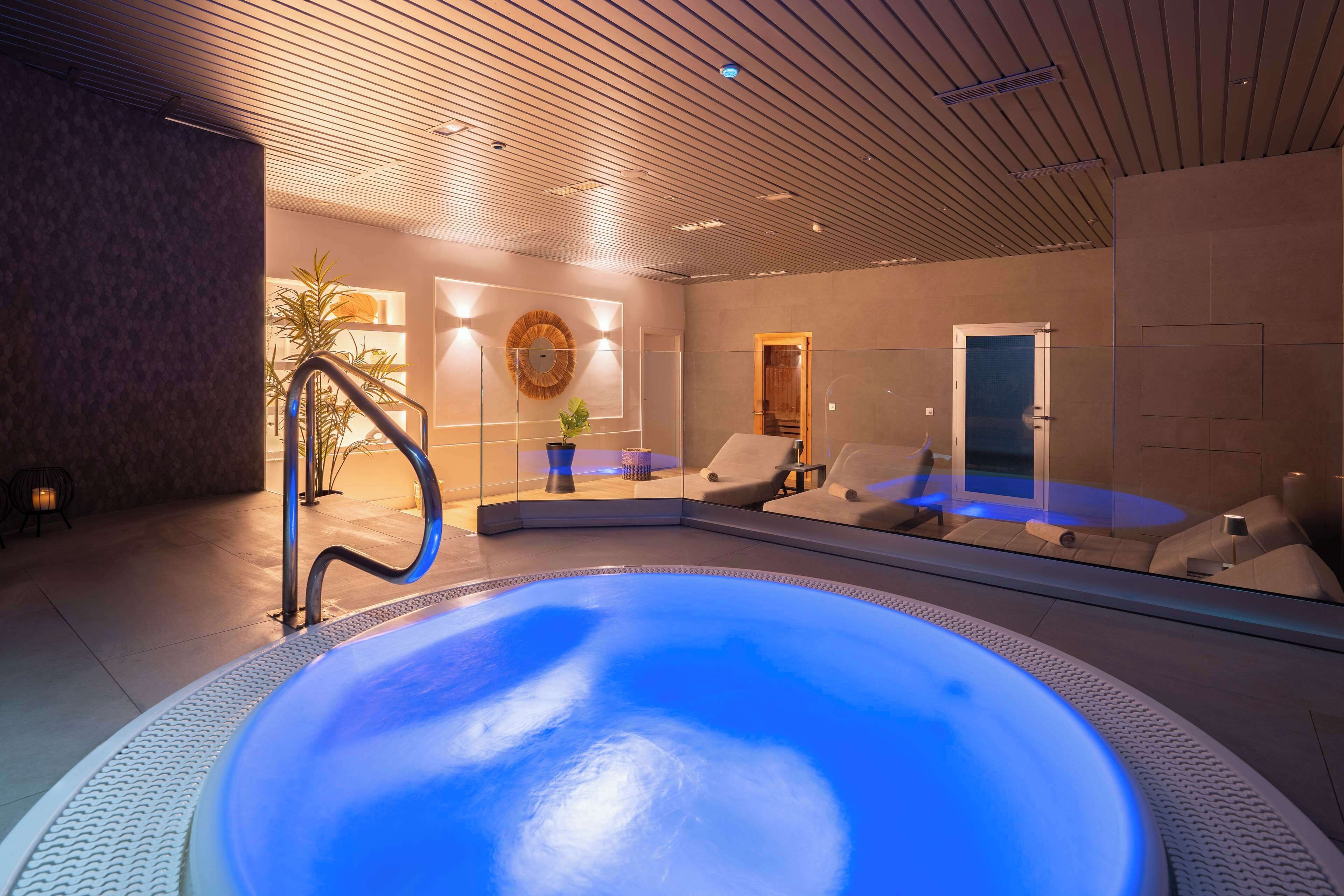 Sauna, bain à remous, hammam, soins corporels, soins d'hydrothérapie