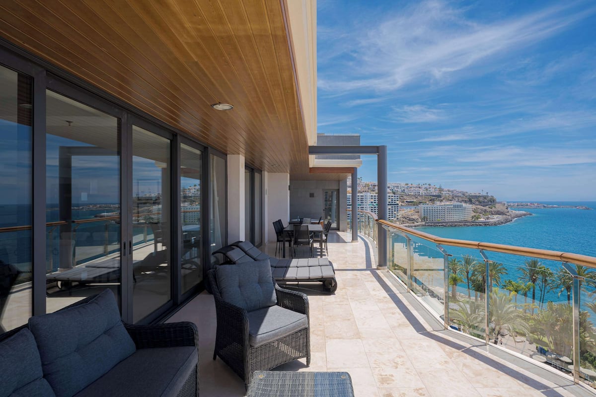 premium suite, 2 bedrooms | 2 bedrooms, premium bedding, minibar, in-room safe