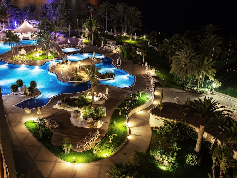 2 piscinas al aire libre, sombrillas, sillones reclinables de piscina