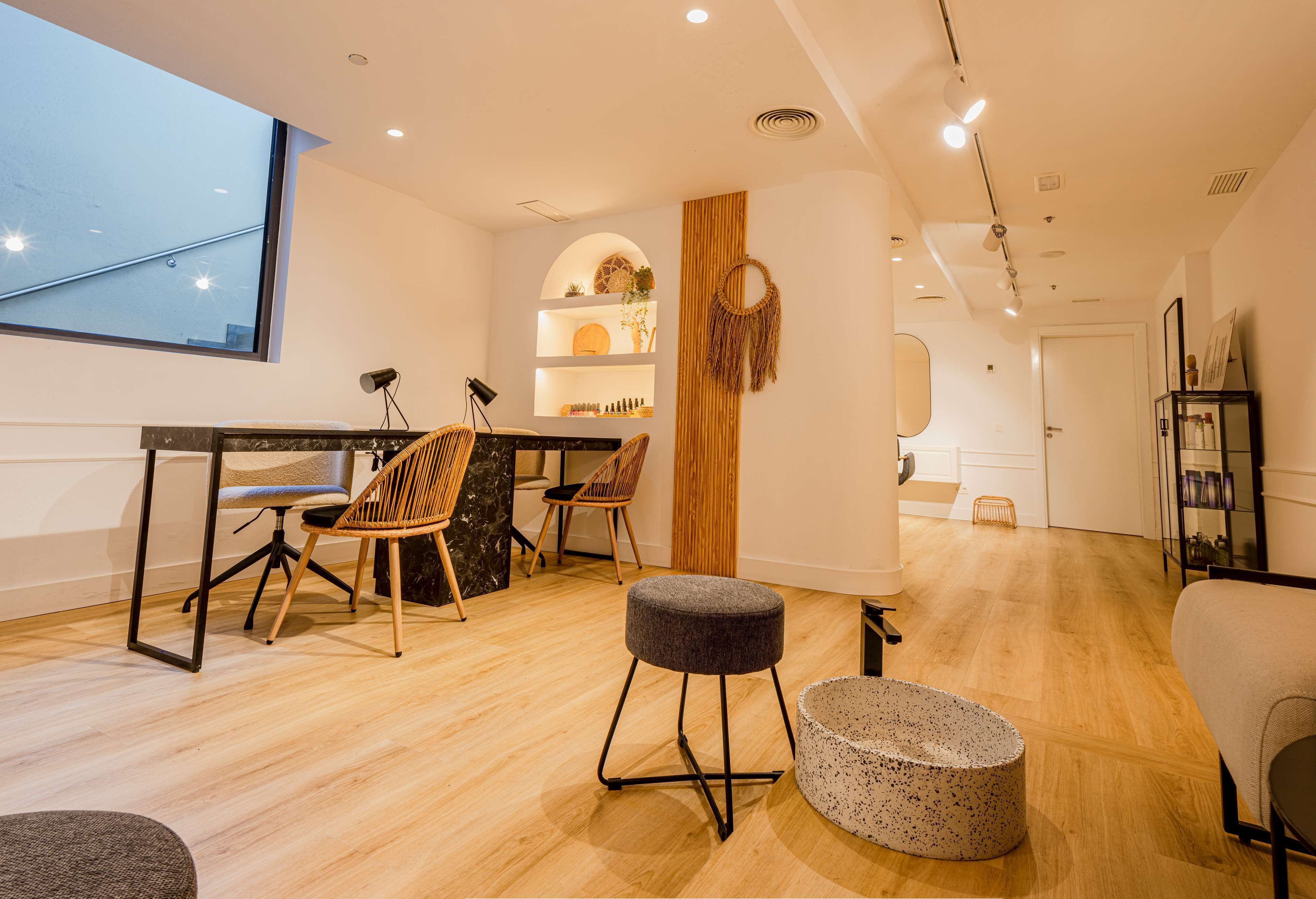 Un salon moderne avec un coin repas, un plancher en bois et une grande fenêtre.