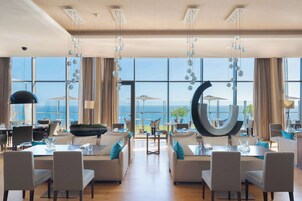 2 restaurantes; se sirven desayunos, almuerzos y cocina internacional 