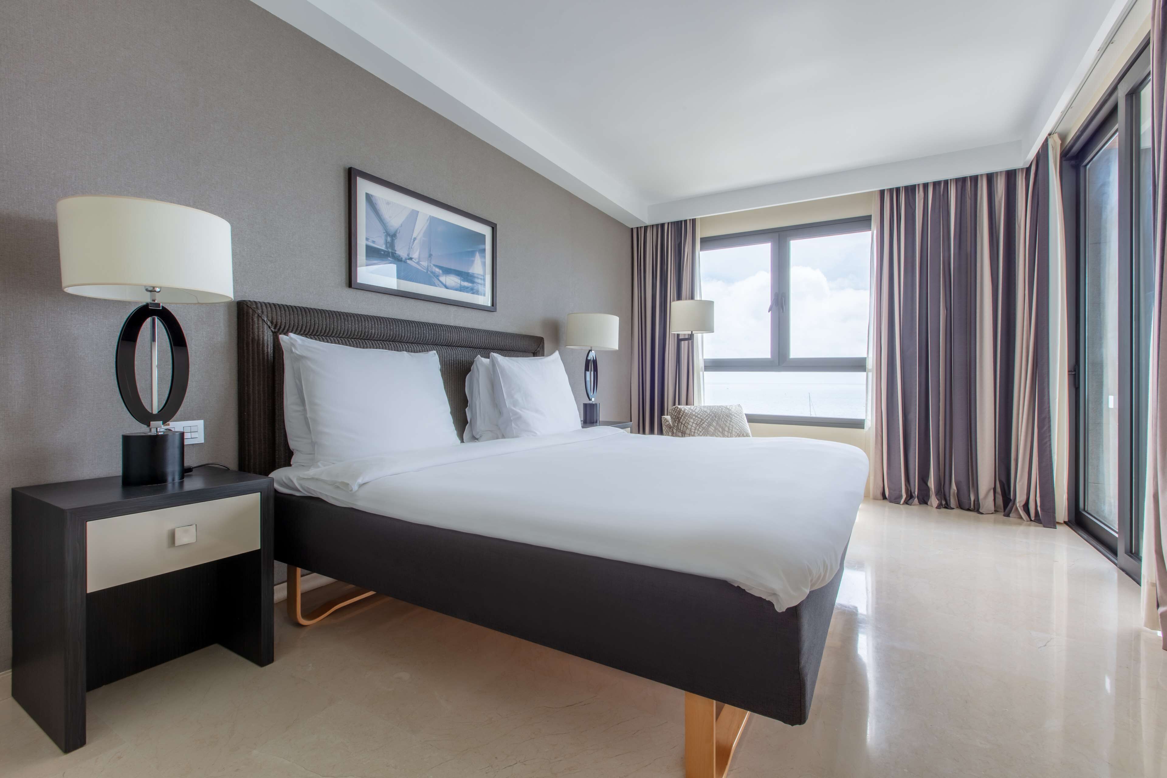 Ropa de cama de alta calidad y minibar 
