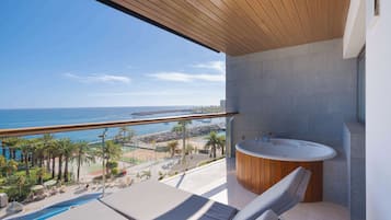 Un balcón con vistas al mar, un jacuzzi y una piscina.