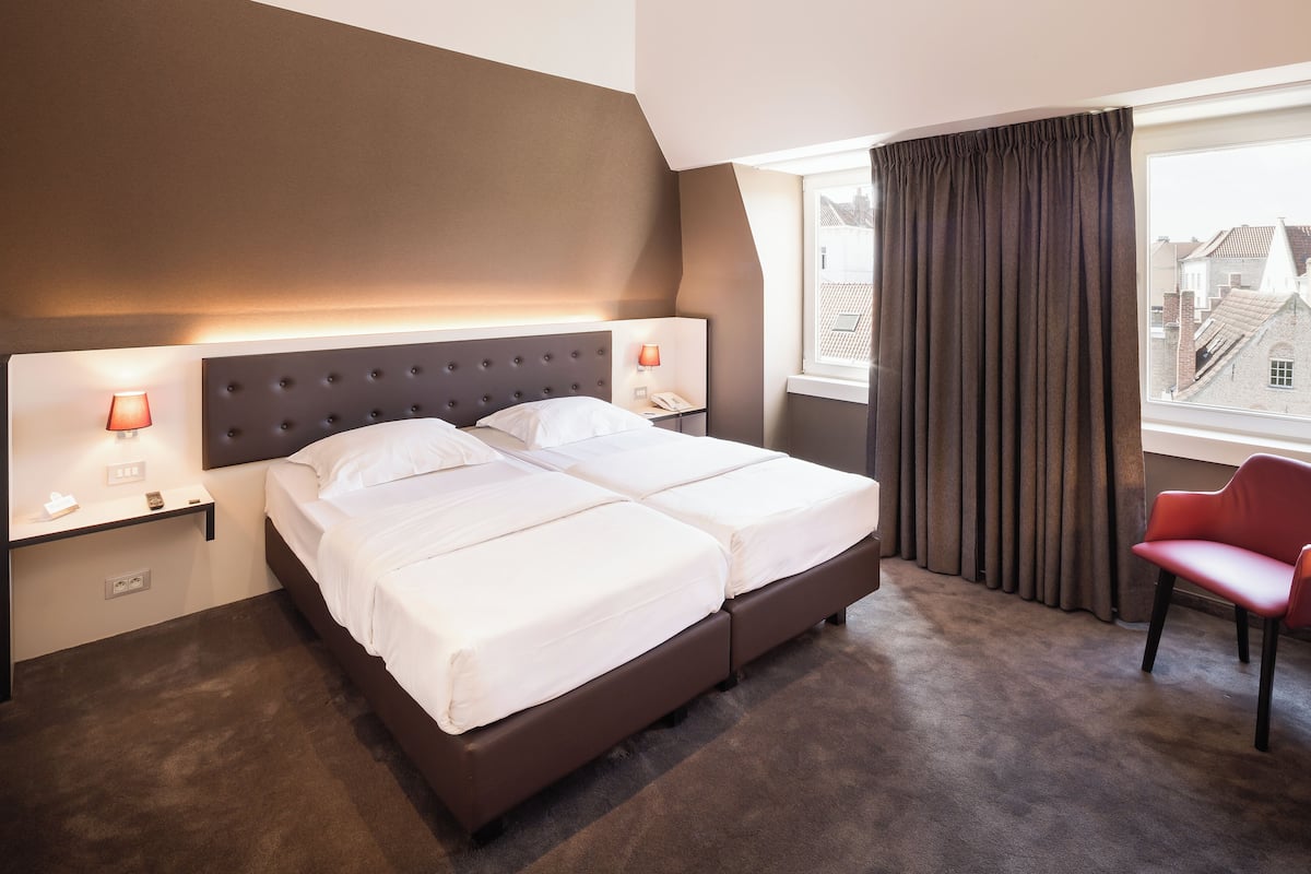 Comfort Double or Twin Room, 1 Bedroom, City View | Minibar, in-room safe, desk, laptop workspace