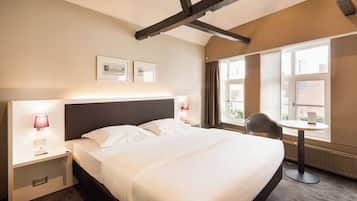 Minibar, coffres-forts dans les chambres, bureau