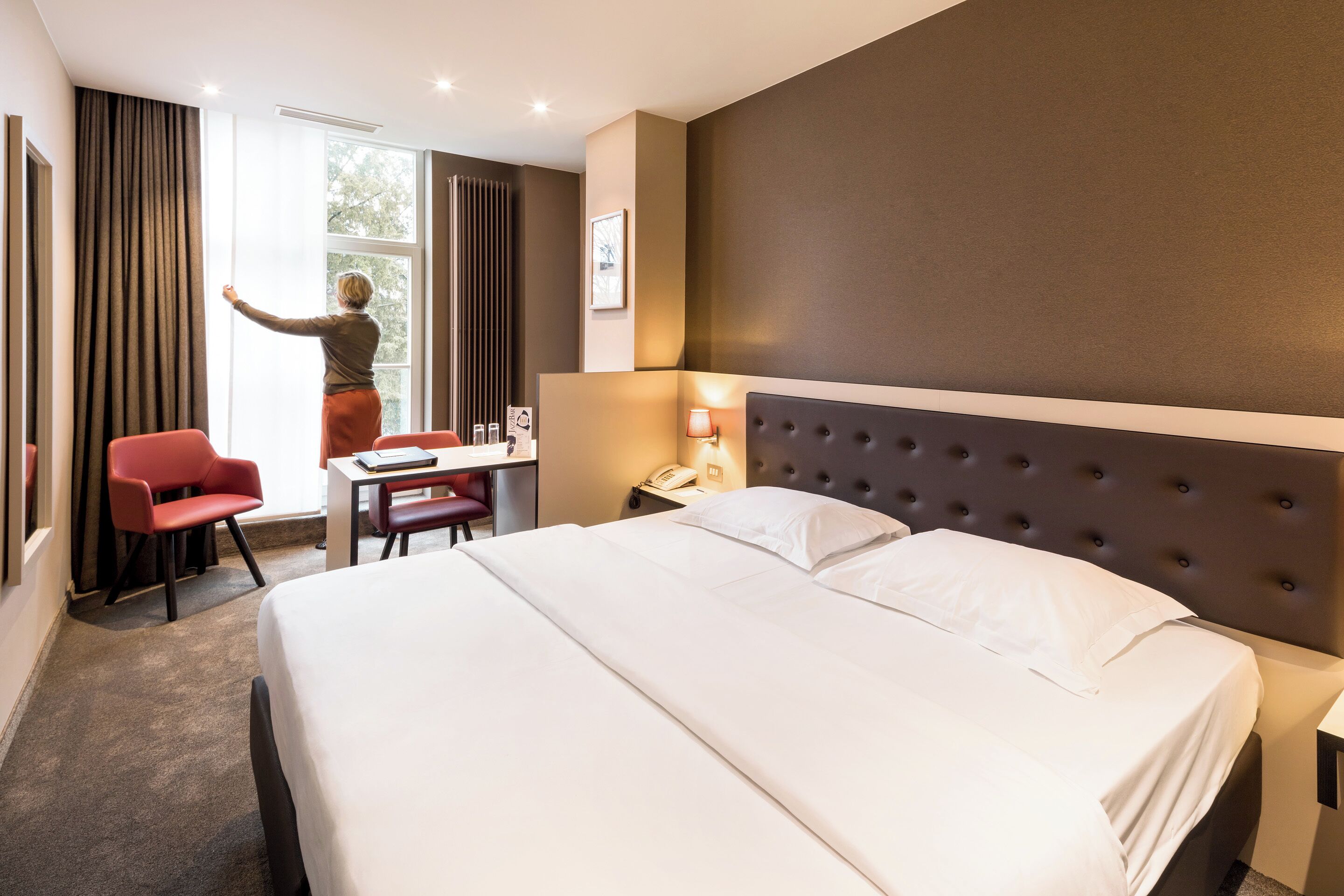 Minibar, coffres-forts dans les chambres, bureau