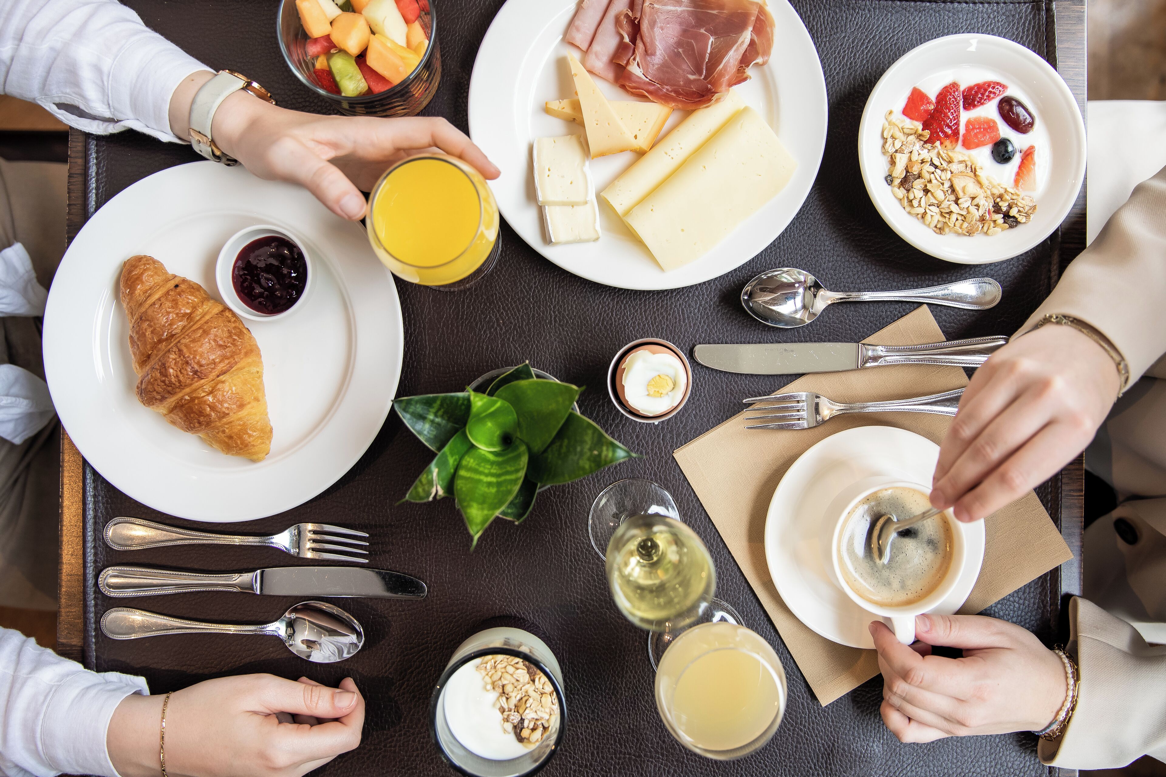Petit déjeuner buffet (28 EUR par personne)
