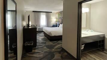 Luxe beddengoed, een bureau, verduisterende gordijnen