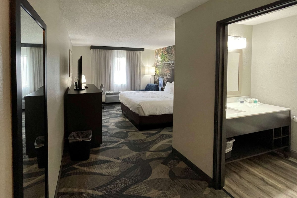 Premium bedding, desk, blackout drapes, soundproofing
