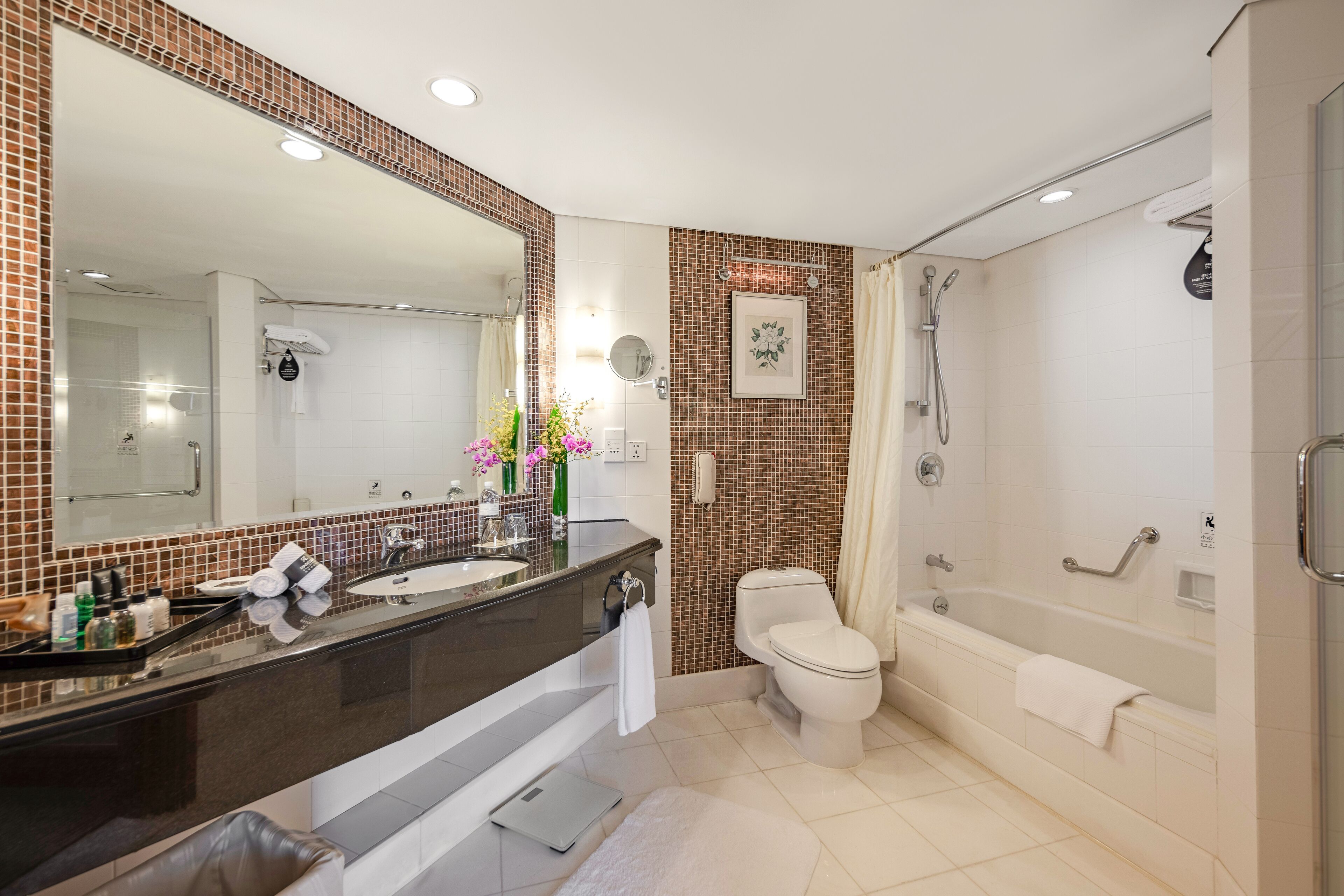 Un baño moderno con un espejo grande, lavamanos dobles, inodoro, bañera y ducha.