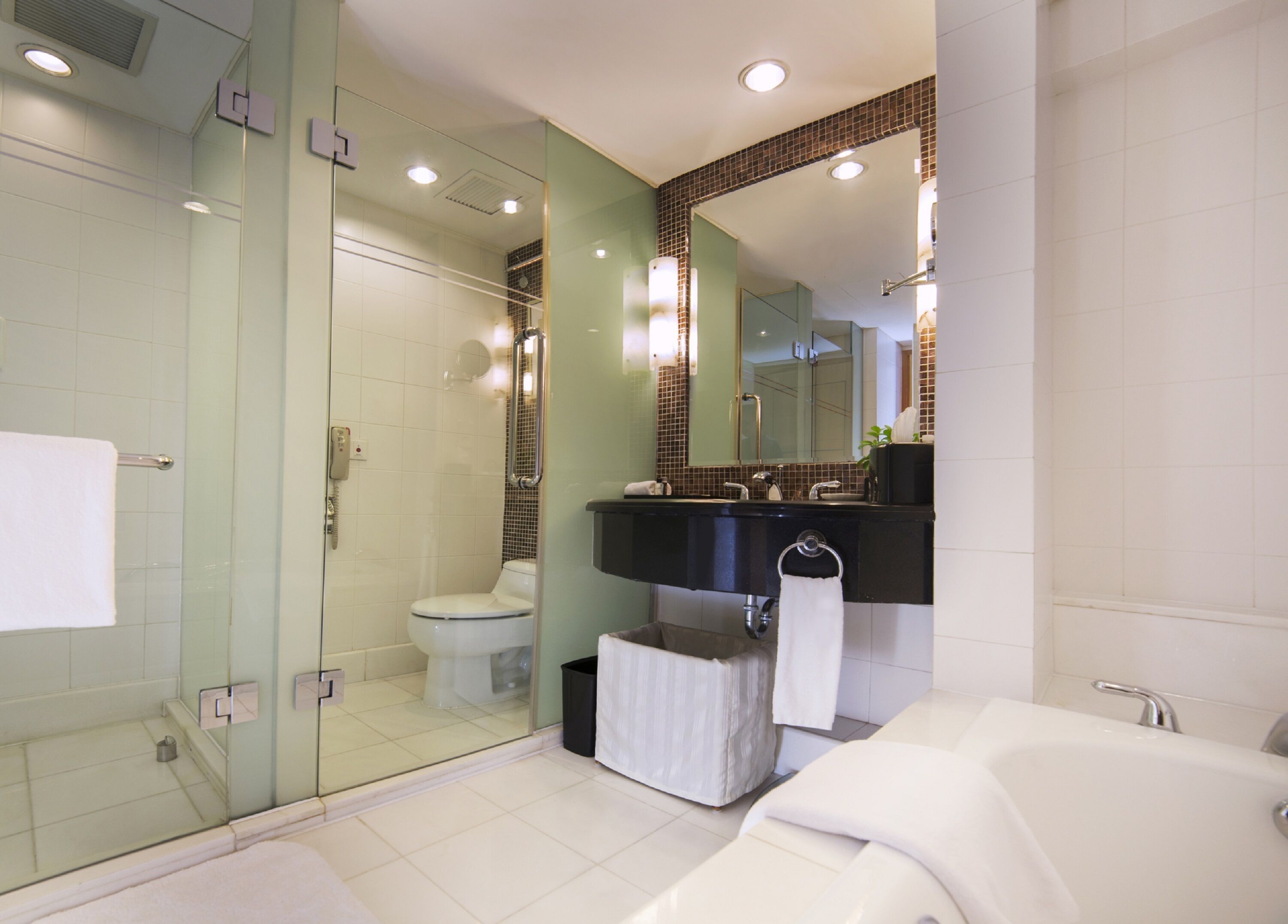junior suite | bathroom | combined shower/bathtub, free toiletries, hair dryer, slippers